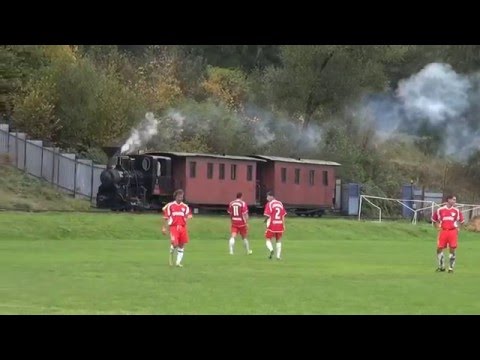 Tren cruza estadio de fútbol en pleno partido