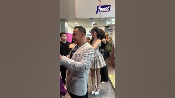 Con gái nhà Mc Quyền Linh - Lọ Lem xuất hiện cực lễ phép, khiêm tốn cùng ba mẹ đến dự sự kiện.