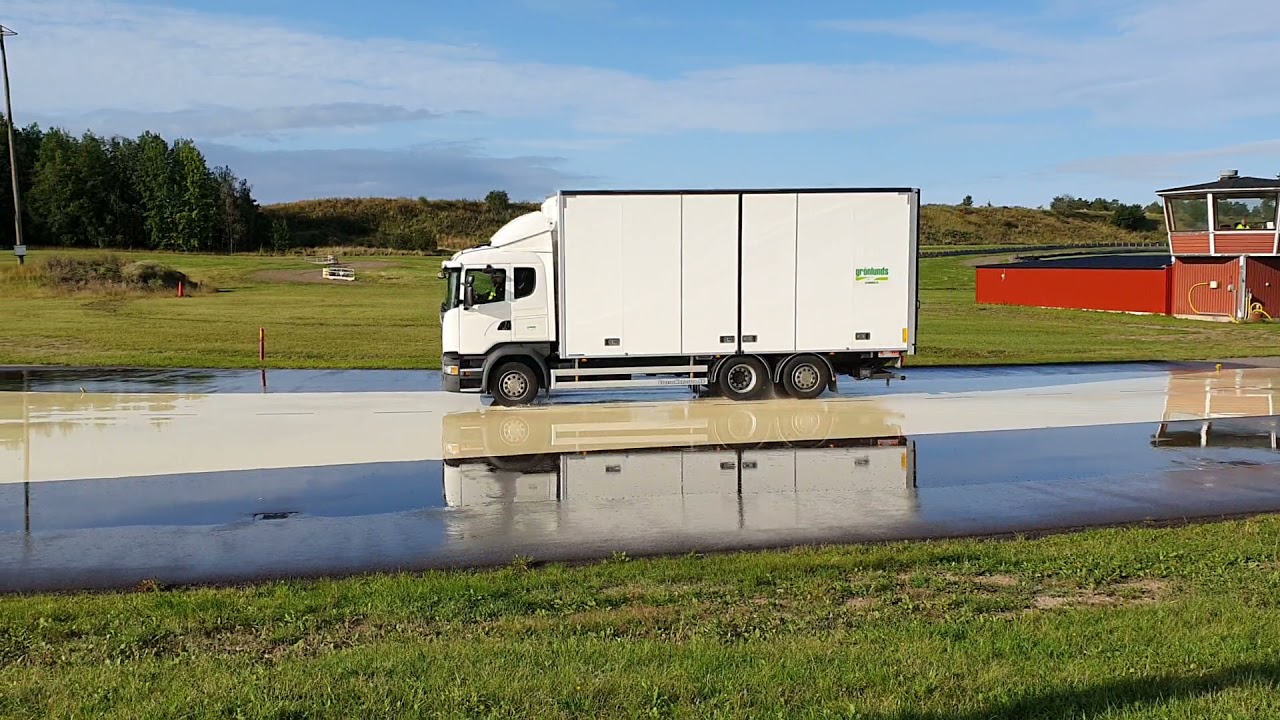 Halkbana lastbil högersväng 20kmh