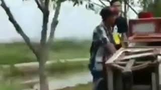 Viral. Security vs Tukang Bakso. Gerobak rusak, dagangan berserakan di jalan akibat ditabrak securit