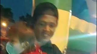 Jalan-jalan di alun alun Gandrung mangu. Banyak pengunjung berkunjung ke tempat yang menarik ini.