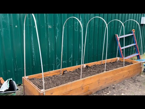Парник для грядок своими руками. Как сделать дуги - YouTube