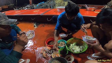 Bữa Cơm Trên Ghe • Cá Kho Tương, Ghẹ, Bạch Tuộc Luộc Ấm Lòng Buổi Tối | Anh Ngư Phủ