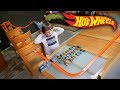 CORRIDA DE HOT WHEELS NA SALA COM 25 CARRINHOS - HotWheels Brancoala e Marcos