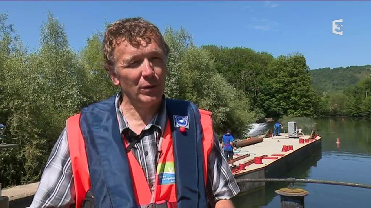 Le bateau de Voies Navigables de France balise la rivière le Doubs