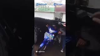 Aksi Pemotor Lewat Kolong Truk Karena Macet