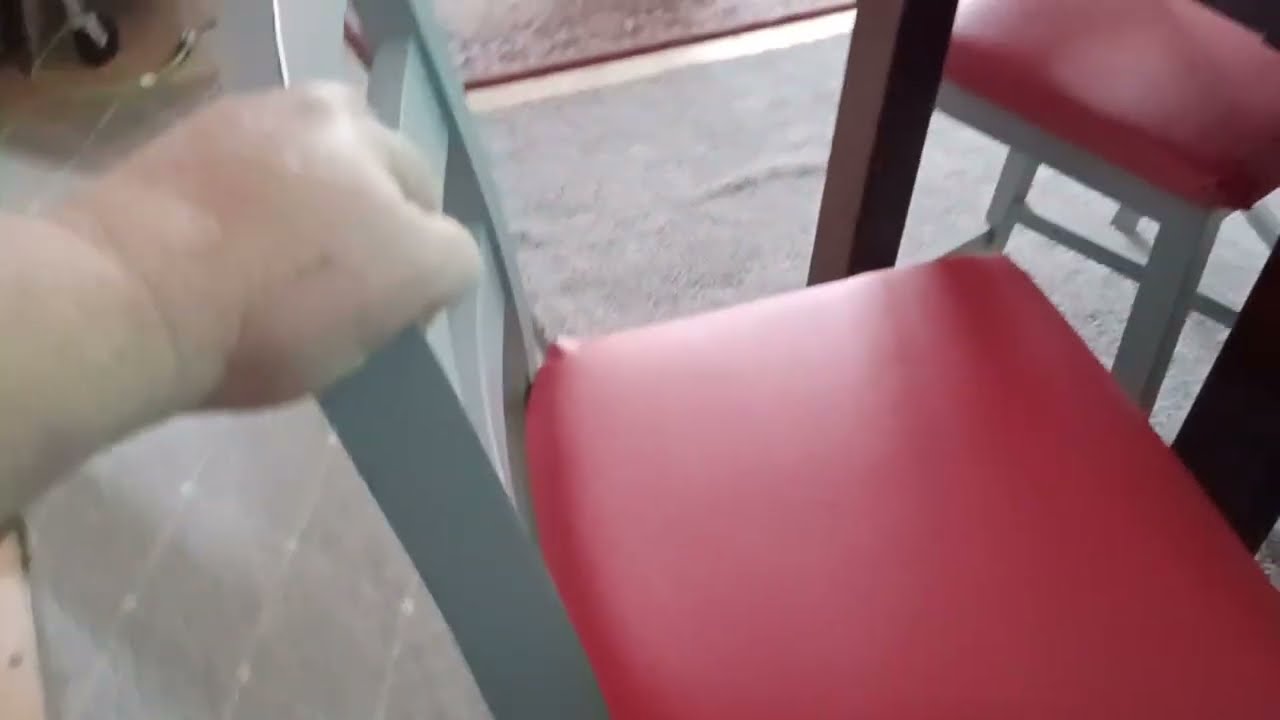 Я перетянула спинки своих кухонных стульев.