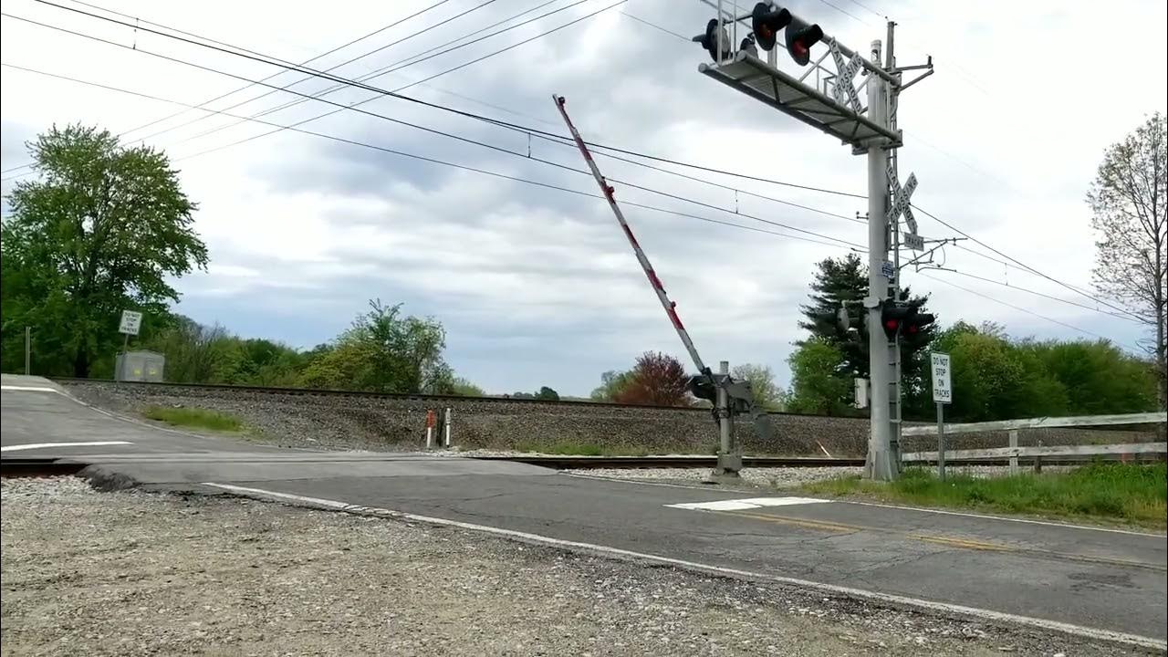 Жд переезд в англии. Railroad crossing usa. Знаки дорожного движения в калифорнии. Жд переезд в англии. Japan railway crossing.