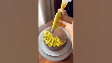 Made this pretty sunflower cake for client’s wife 😍 #shorts #shortsfeed #cake