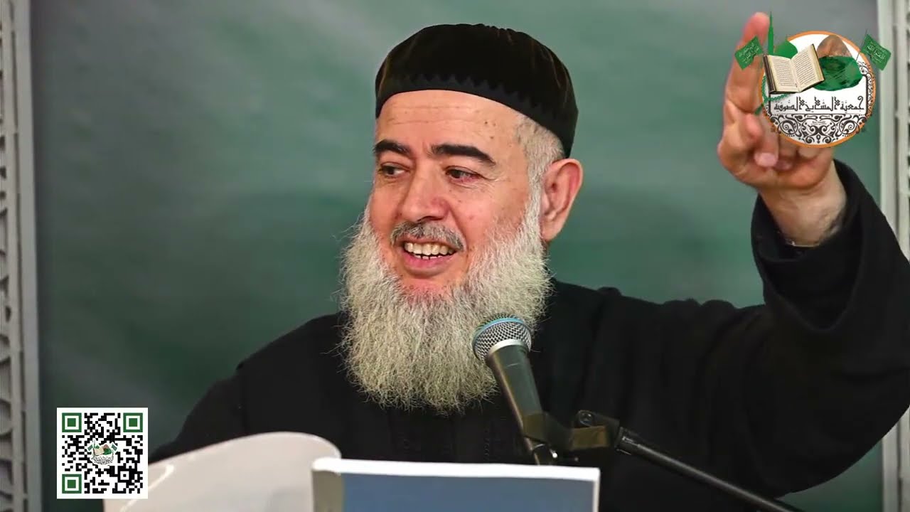 معنى لا إلٰه إلا الله إجمالًا، ومعنى العبادة الخاصة بالله، وذكر الأدلة على جواز التوسل والتبرك