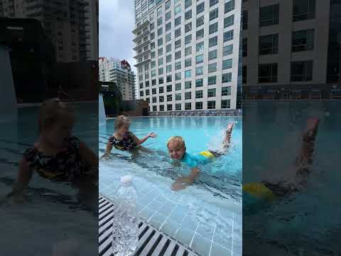 Довольные малыши веселятся в бассейне. Забавное видео! #naomi #baby #animalbaby #наоми #beach