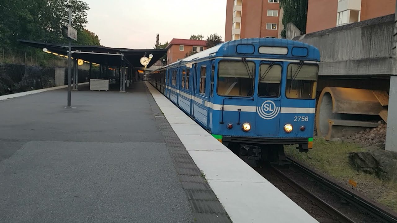 C6 Tunnelbana tas ur trafik vid 🔴 Axelsberg.