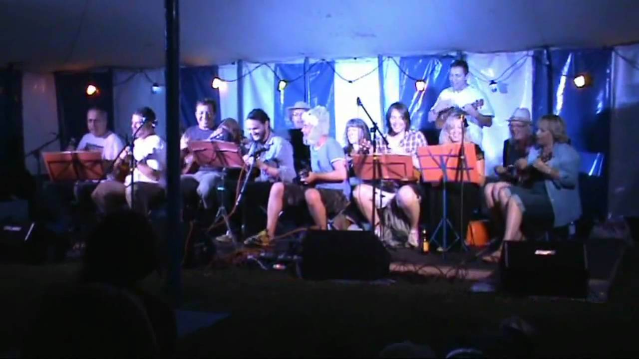 Hull ukulele Group tribfest 2010 I'm a Believer. YouTube
