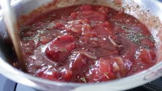 HOW TO | Kookvideo: snelle tomatensaus maken