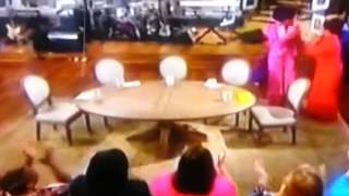 Aisha Tyler takes a embarrassing fall on The Talk!