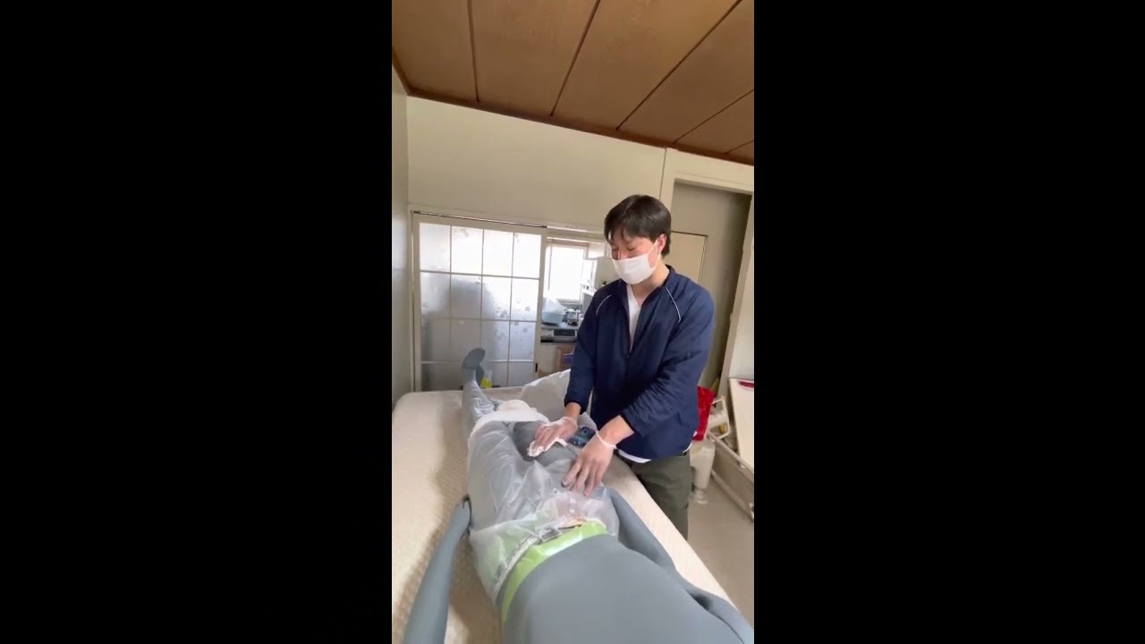 ベッド上での紙パンツ交換