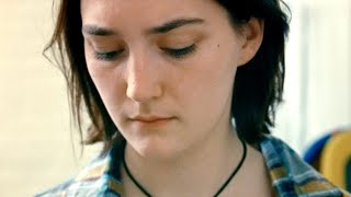 17歳の少女が妊娠検査薬を見つめてリアルなセリフ／映画『17歳の瞳に映る世界』本編映像