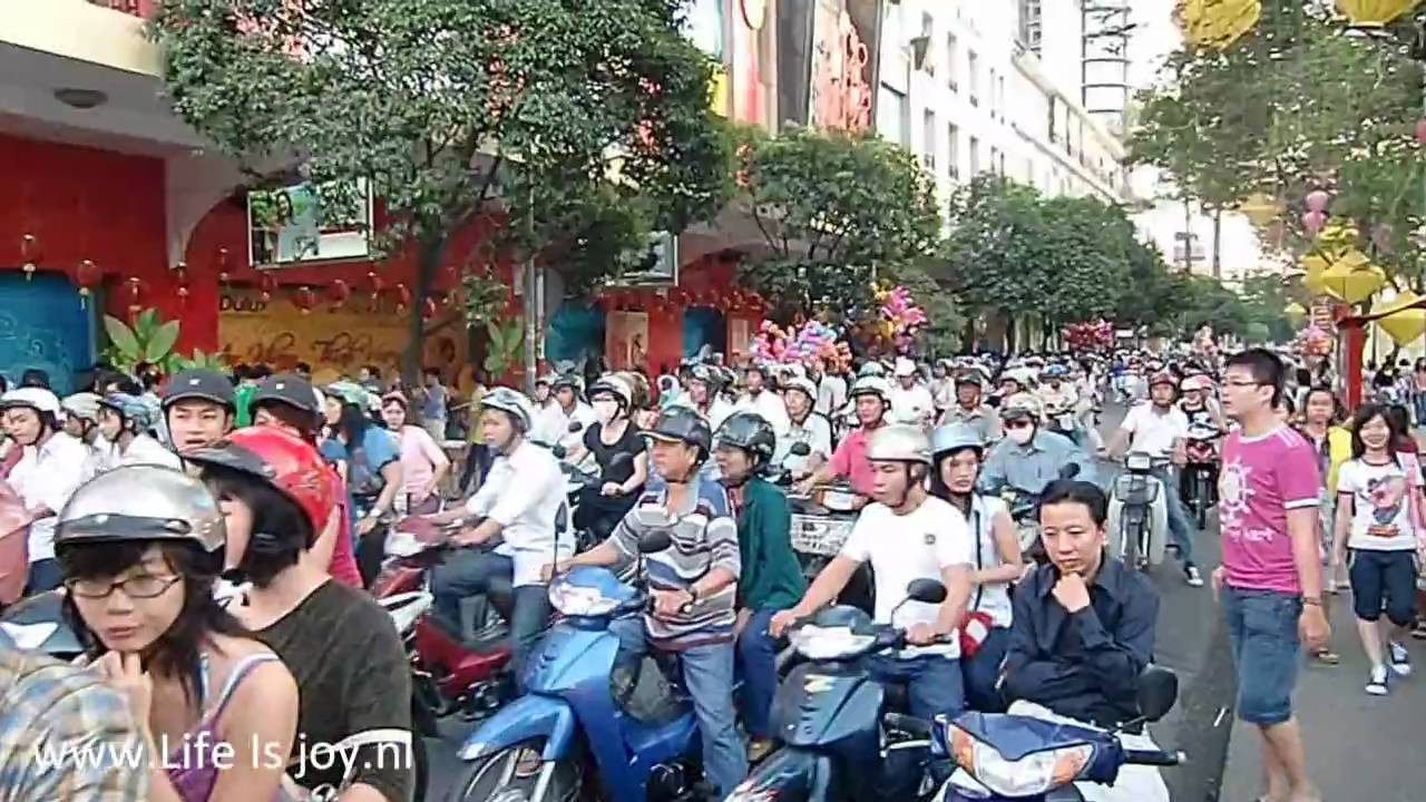 Vietnam scooters and mopeds traffic impression HCMC, Dalat azia jhnew - YouTube