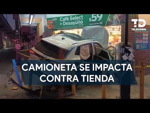 Conductor choca camioneta recién salida de agencia contra tienda en Monterrey; abandona el lugar