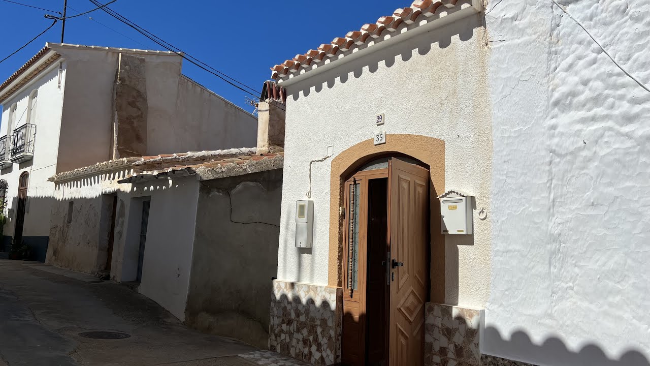 cyc736 €49,000 3 Bedroom / 1 bathroom townhouse in El Chive~Lubrín