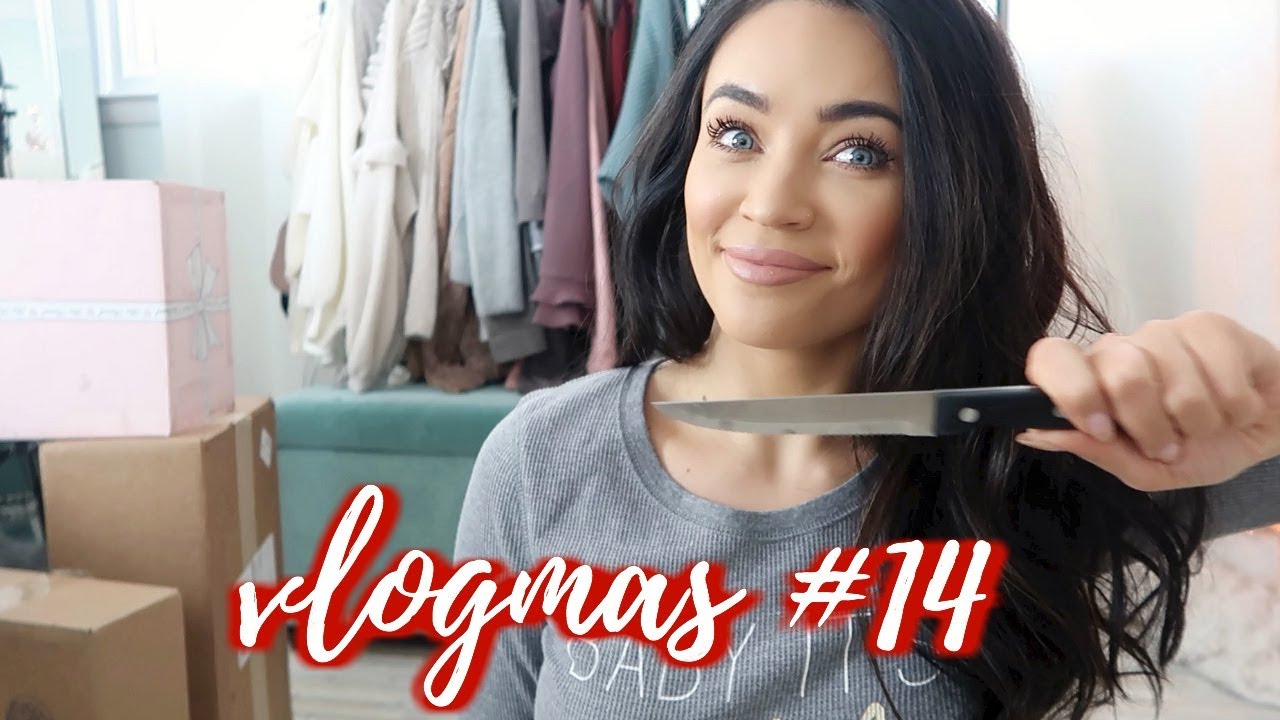 THE 1ST PERSON TO EVER DO AN UNBOXING VIDEO : VLOGMAS #14 | Stephanie Ledda