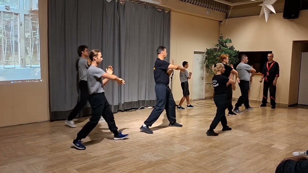 Wing tsun kung fu formagyakorlat - lassításokkal - Újbudán a Montázs aulájában egy kung-fu bemutatón