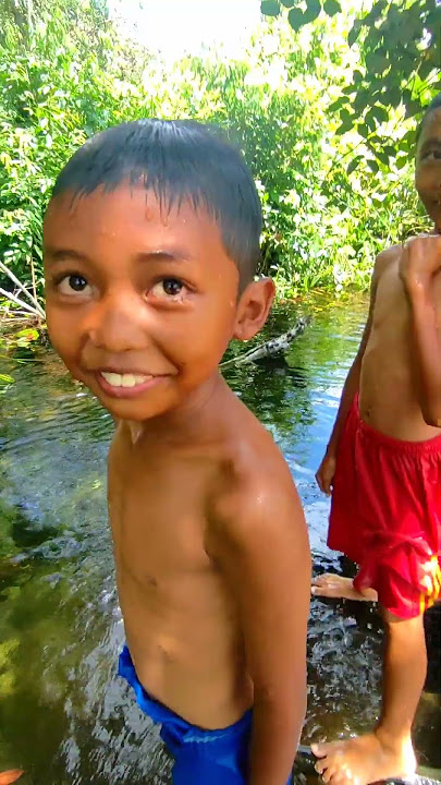 menemukan sungai jernih di hutan
