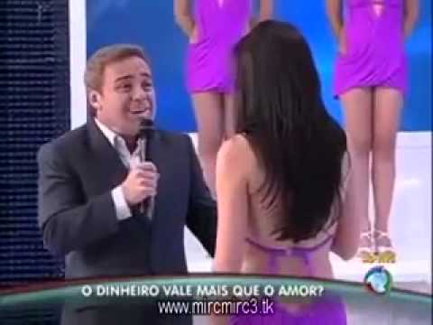 Dançarina dá beijo na boca de Gugu ao vivo durante programa