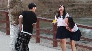 Running into Poles While Staring at Girls | Prank 看到小伙只顾着看美女而出糗，小姐姐们笑到停不下来