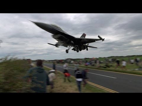 🇹🇷 Turkish F-16 Pilot Ducks Under The Glide Slope, Low Over The Plane Spotters.