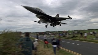 🇹🇷 Turkish F-16 Pilot Ducks Under The Glide Slope, Low Over The Plane Spotters. screenshot 5