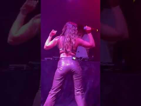 Elanur konserde twerk attı