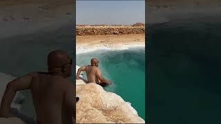 شاب لا يجيد السباحة يظهر معجزة بحيرة سيوة في مصر