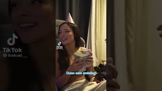 Baka Daje Poklon Anji Za Rođendan...