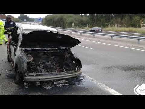 Extinguido el incendio que calcinó un coche en la A-8 en Castrillón, Asturias