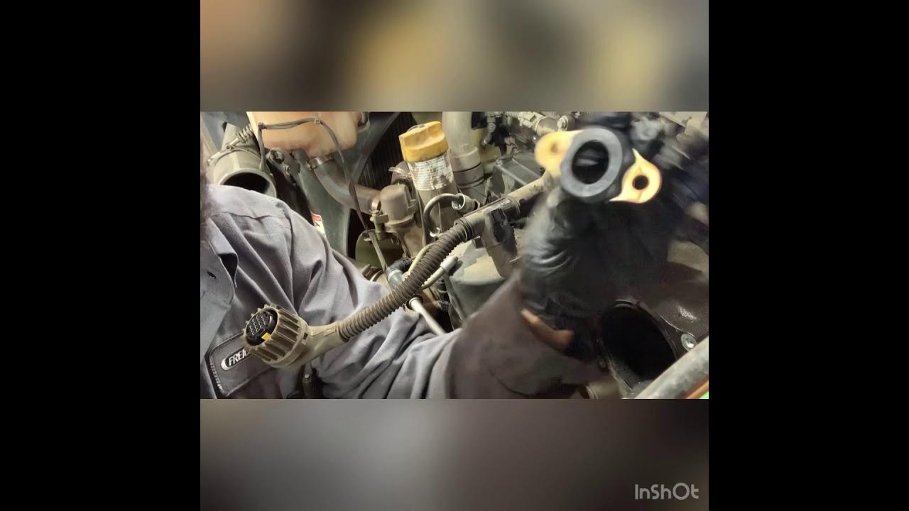 Injector pass through seals leaking on a freightliner cascadia DD15