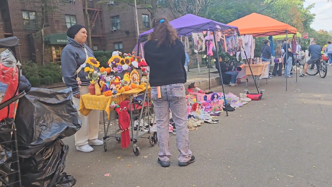 Meron din palang nagbebeta dito ng kung anu ano😍