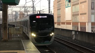 東急2020系2040編成が到着するシーン