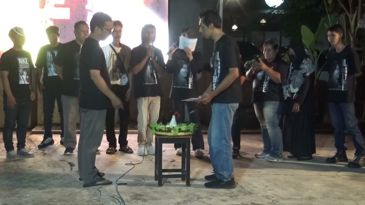 Pemotongan Tumpeng acara 50 tahun Usia Alm Nike ardila.