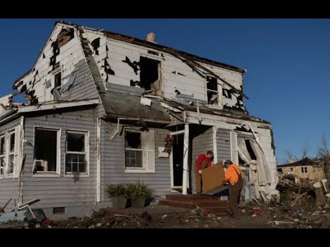 Последствия унесшего жизни 74 человек торнадо в Кентукки сняли на видео