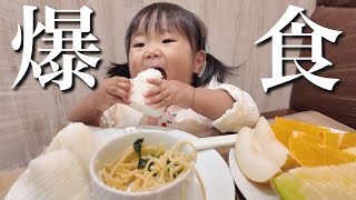 【1歳児】人生初めて食べ放題に行ったら…とんでもない量を食べて心配になりました…w