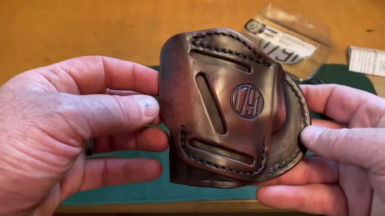 Кожаная кобура 1791 года для ношения внутри и снаружи одежды.