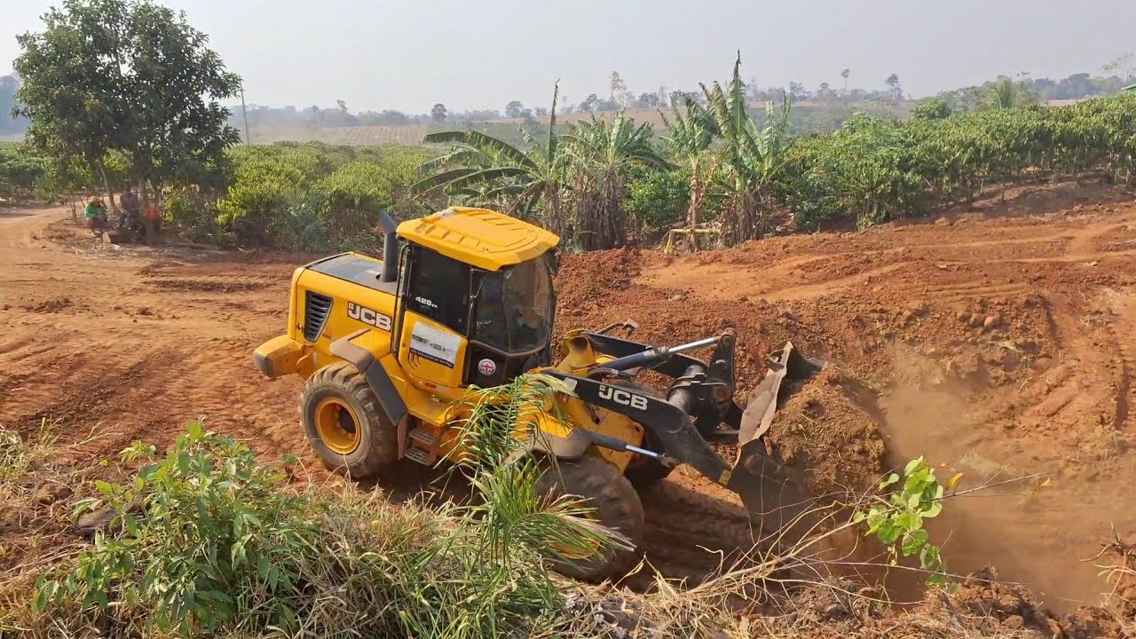 FAZENDO UM BOTA DENTRO EM ESTRADA RURAIS COM PÁ CARREGADEIRA JCB 426ZX