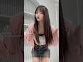 japonesa linda bailando en minifalda de mezclilla azul y blusa blanca #asiatica #japonesa