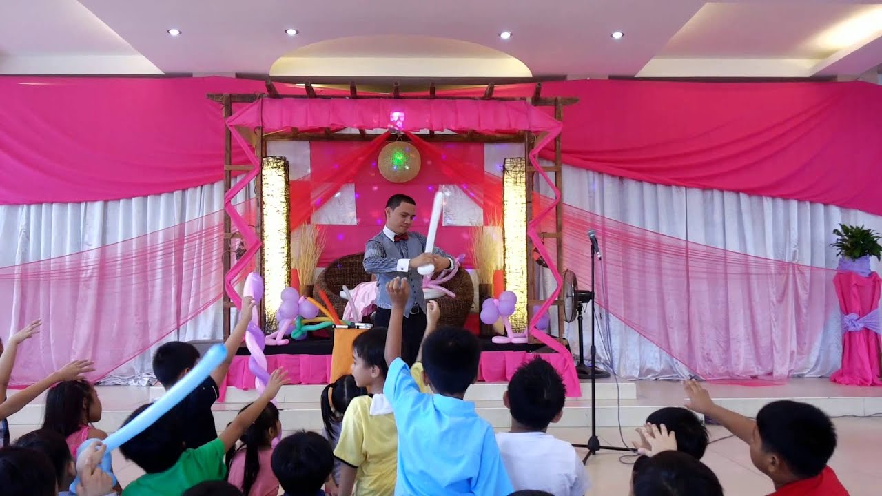 Balloon twisting show