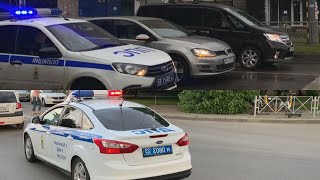 Police responding with siren phaser, yelp, air horn