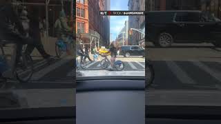 They stopped like this at every single red light?! 😂