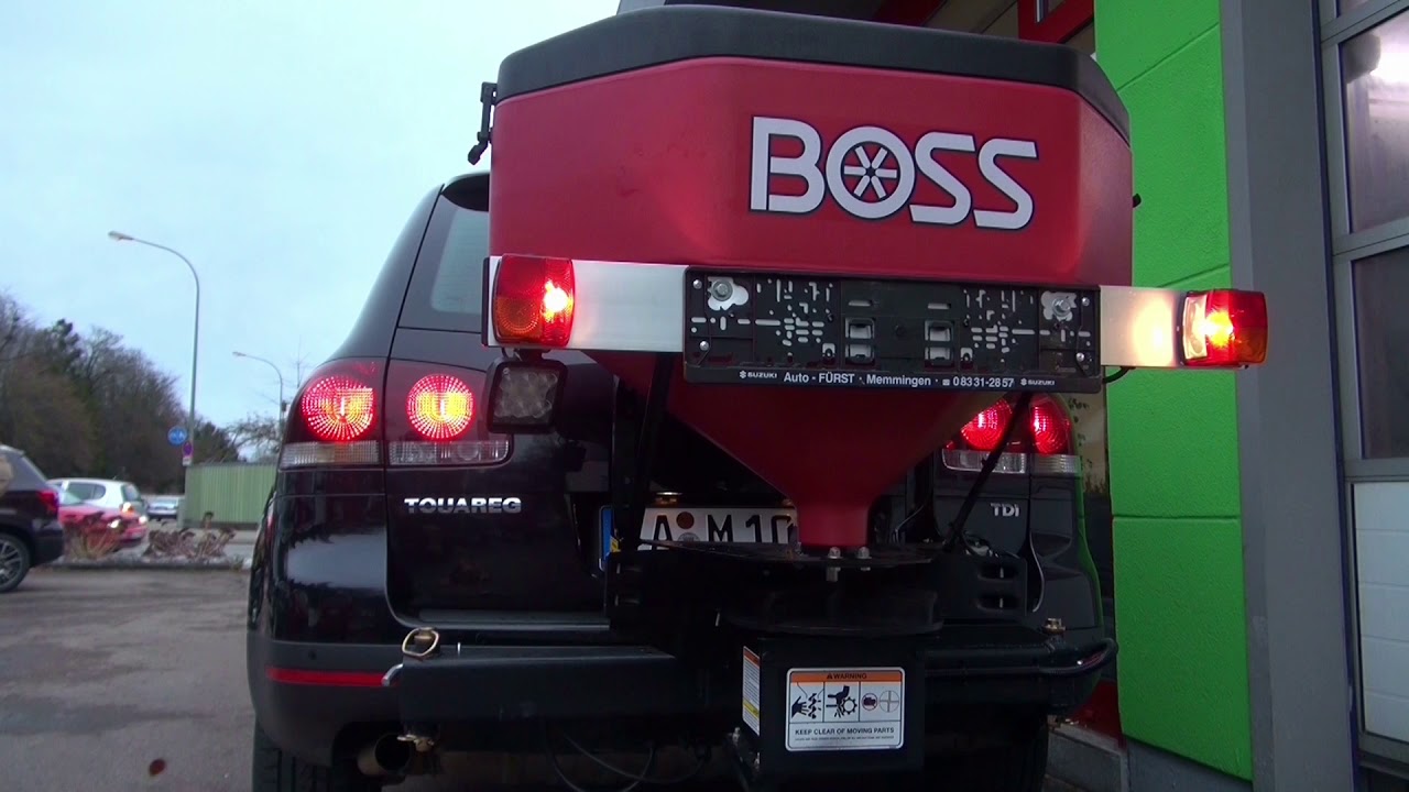 VW Touareg mit THE BOSS Sport Duty Schneeschild und TGS600 Heckanbaustreuer