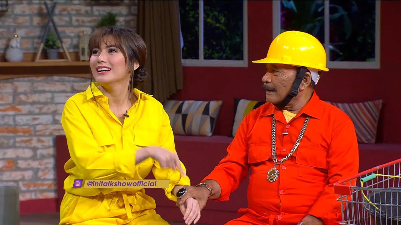 Pak RT Ngapain lagi Sih, Kok Pakaiannya Heboh Banget