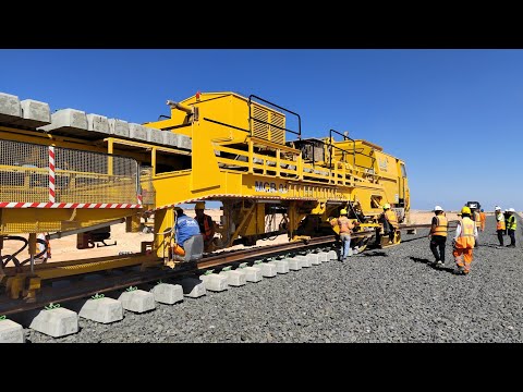 شاهد طريقة تركيب القضبان ووضع الفلنكات بمسار الخط الأول للقطار الكهربائي السريع